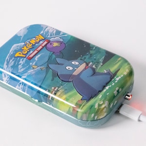 9300mAh Munchlax Tin Power Bank / Power Bank, Cargador de teléfono, Regalos para niños, Energía de respaldo, 33 vatios hora, regalo de viaje, Pokemon, Sinnoh