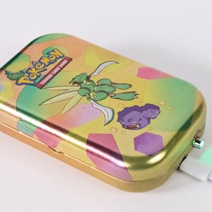 9300mAh Scyther Tin Power Bank / Power Bank, Cargador de teléfono, Regalos para niños, Energía de respaldo, 33 vatios hora, regalo de viaje, Pokemon, 151