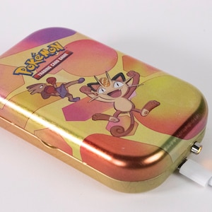 9300mAh Meowth Tin Power Bank / Power Bank, Cargador de teléfono, Regalos para niños, Energía de respaldo, 33 vatios hora, regalo de viaje, Pokemon, 151