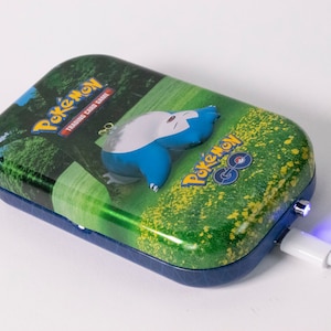 9300mAh Snorlax Tin Power Bank / Power Bank, Cargador de teléfono, Regalos para niños, Energía de respaldo, 33 vatios hora, regalo de viaje, Pokemon, Pokemon Go