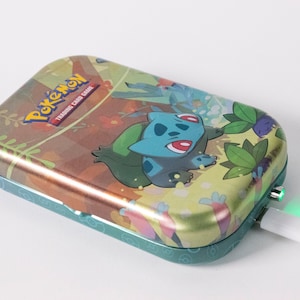 9300mAh Bulbasaur Tin Power Bank / Power Bank, Cargador de teléfono, Regalos para niños, Energía de respaldo, 33 vatios hora, regalo de viaje, Pokemon, Kanto