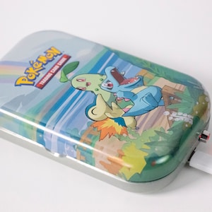 9300mAh Johto Starters Tin Power Bank / Power Bank, Cargador de teléfono, Regalos para niños, Energía de respaldo, 33 vatios hora, regalo de viaje, Pokemon, TCG