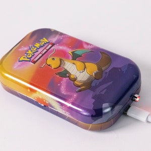 9300mAh Dragonite Tin Power Bank / Power Bank, Cargador de teléfono, Regalos para niños, Energía de respaldo, 33 vatios hora, regalo de viaje, Pokemon, Kanto Power