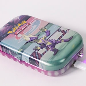 9300mAh Toxtricity Tin Power Bank / Power Bank, Cargador de teléfono, Regalos para niños, Energía de respaldo, 33 vatios hora, regalo de viaje, Pokemon, Galar