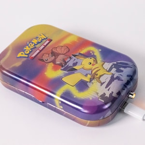 9300mAh Pikachu y Vulpix Tin Power Bank / Power Bank, Cargador de teléfono, Regalos para niños, Energía de respaldo, 33 vatios hora, regalo de viaje