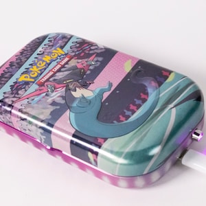 9300mAh Dragpult Tin Power Bank / Power Bank, Cargador de teléfono, Regalos para niños, Energía de respaldo, 33 vatios hora, regalo de viaje, Pokemon, Galar