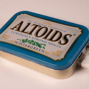 Cargador portátil de lata Altoids (Wintergreen) 6000mAh / Banco de energía portátil para teléfonos inteligentes, AirPods, cargador de teléfono móvil, regalos de viaje