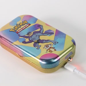 9300mAh Machamp Tin Power Bank / Power Bank, Cargador de teléfono, Regalos para niños, Energía de respaldo, 33 vatios hora, regalo de viaje, Pokemon, 151