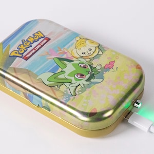 9300mAh Sprigatito Tin Power Bank / Power Bank, Cargador de teléfono, Regalos para niños, Energía de respaldo, 33 vatios hora, regalo de viaje, Pokemon, Paldea