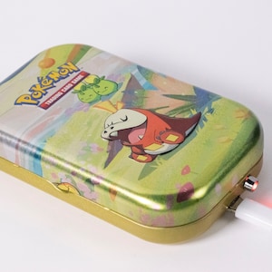 9300mAh Fuecoco Tin Power Bank / Power Bank, Cargador de teléfono, Regalos para niños, Energía de respaldo, 33 vatios hora, regalo de viaje, Pokemon, Paldea