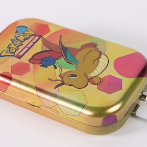 9300mAh Dragonite Tin Power Bank / Power Bank, Cargador de teléfono, Regalos para niños, Energía de respaldo, 33 vatios hora, regalo de viaje, Pokemon, 151