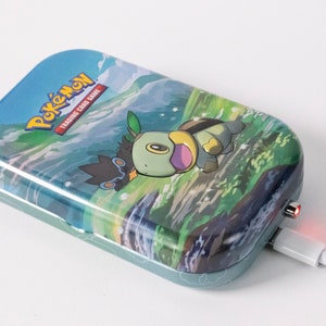 9300mAh Turtwig Tin Power Bank / Power Bank, Cargador de teléfono, Regalos para niños, Energía de respaldo, 33 vatios hora, regalo de viaje, Pokemon, Sinnoh