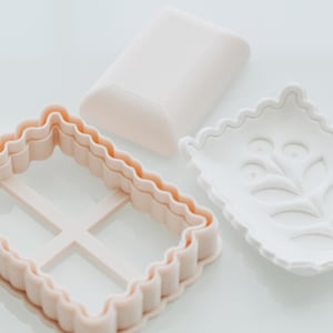 Mini plato rectangular ondulado para guardar objetos pequeños. Herramienta para cortar y dar forma a la arcilla (sello se vende por separado).