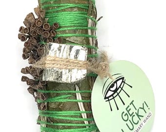 Varita de romero con pirita para atraer la buena suerte: herramienta para rituales de manifestación de dinero.