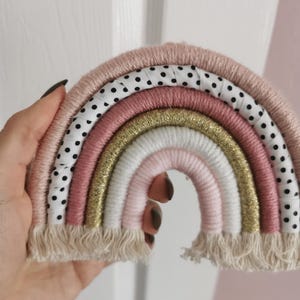 Macrame Rainbow Wall Hanging, Pink Nursery Decor, Girls Bedroom Wall Art, Boho Shelf Decoration, Baby Shower Gift imagem 10