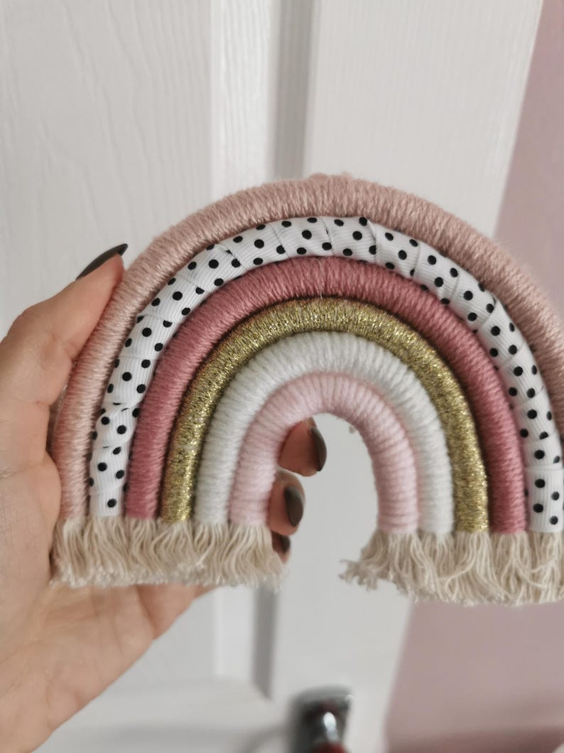 Macrame Rainbow Wall Hanging, Pink Nursery Decor, Girls Bedroom Wall Art, Boho Shelf Decoration, Baby Shower Gift imagem 10