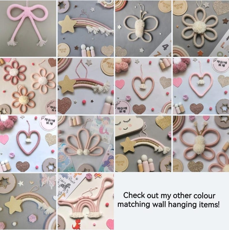 Pode incluir: Uma cole&ccedil;&atilde;o de decora&ccedil;&otilde;es de parede artesanais em v&aacute;rias formas, incluindo la&ccedil;os, estrelas, borboletas, flores e cora&ccedil;&otilde;es. A paleta de cores &eacute; principalmente rosa, creme e dourado, com alguns itens com detalhes de arco-&iacute;ris. O texto diz: "Check out my other colour matching wall hanging items!"