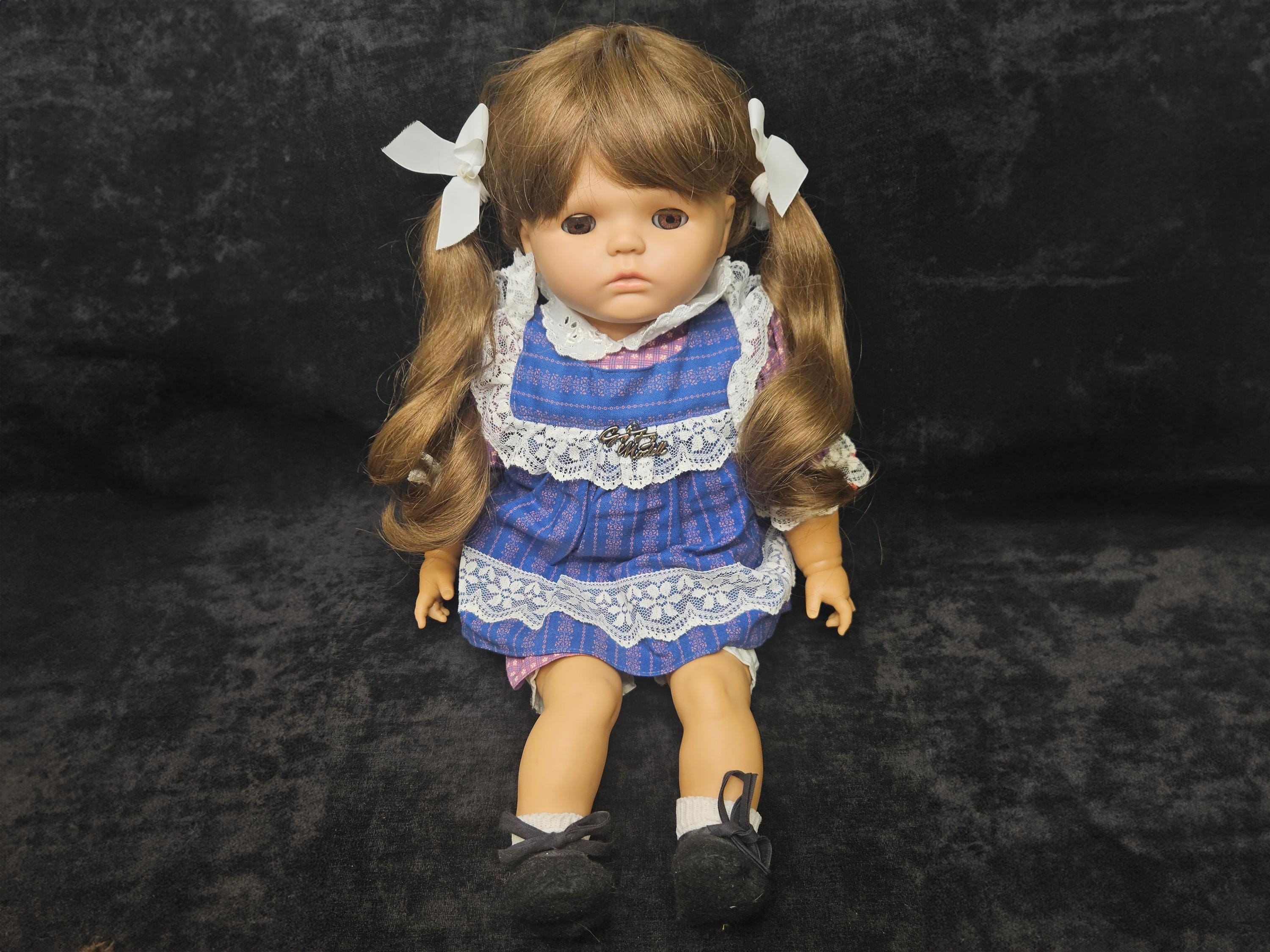 Gotzドール ヴィンテージ ゴッツ人形：19インチ 西ドイツ少女、ブルーのチェック柄