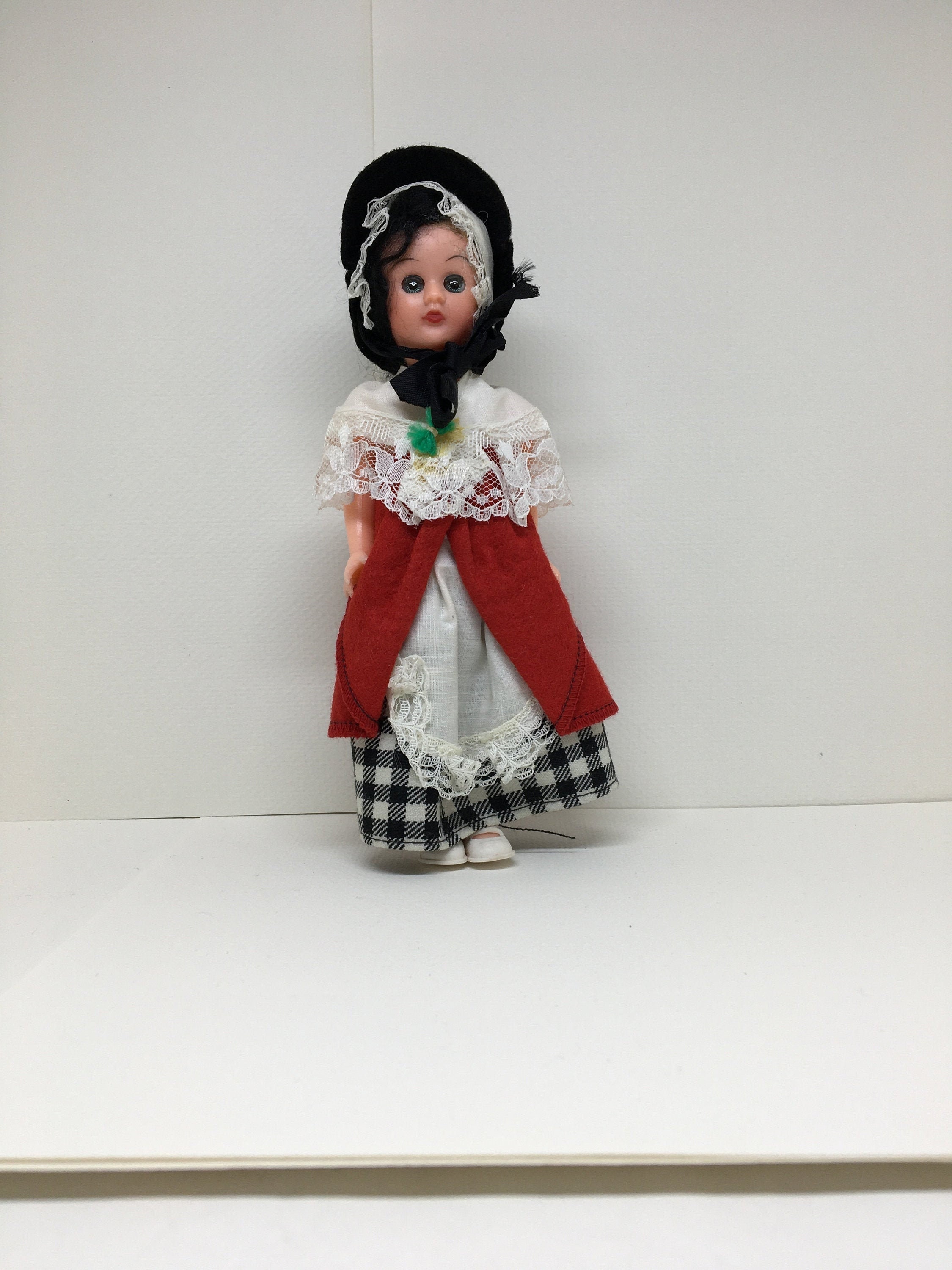 Poup?�e galloise des ann?�es 1970 en v??tements traditionnels | Etsy