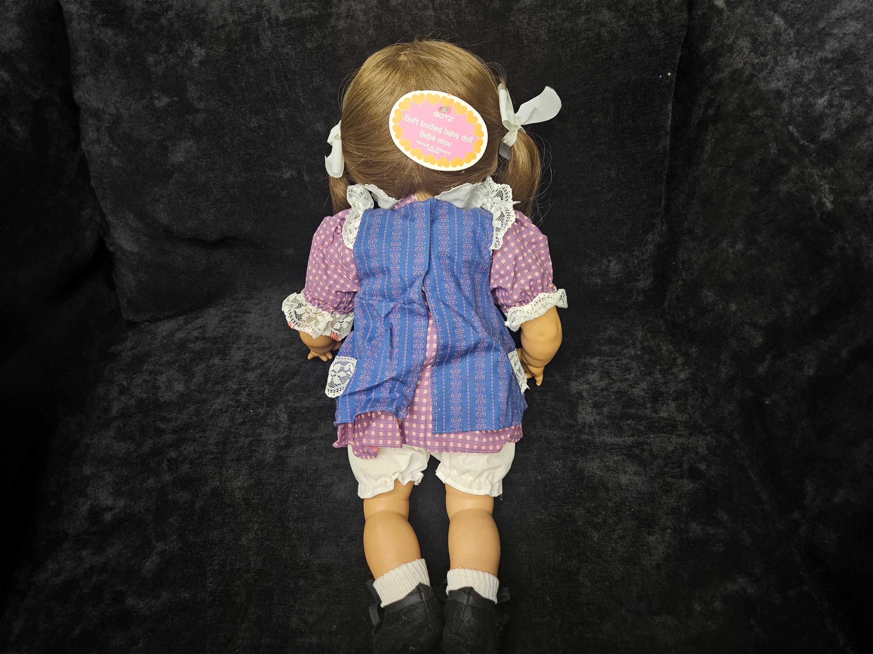 ヴィンテージ ゴッツ人形：19インチ 西ドイツ少女、ブルーのチェック柄