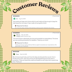 以下が含まれることがあります： 「Customer Reviews」と題されたグラフィック表示で、竹製ウィンドチャイムに対する3つの5つ星レビューが掲載されています。SJ、Wendy、Tracyの顧客からのフィードバックとByronからの返信が含まれており、緑色の竹の茎と葉で縁取られています。