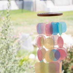 Rainbow Wind Chime Coastal Decoration Beach Accessory Outdoor Hanging Garden Decor Bali Style Soothing Healing Meditation Sound Capiz Shell bild 8