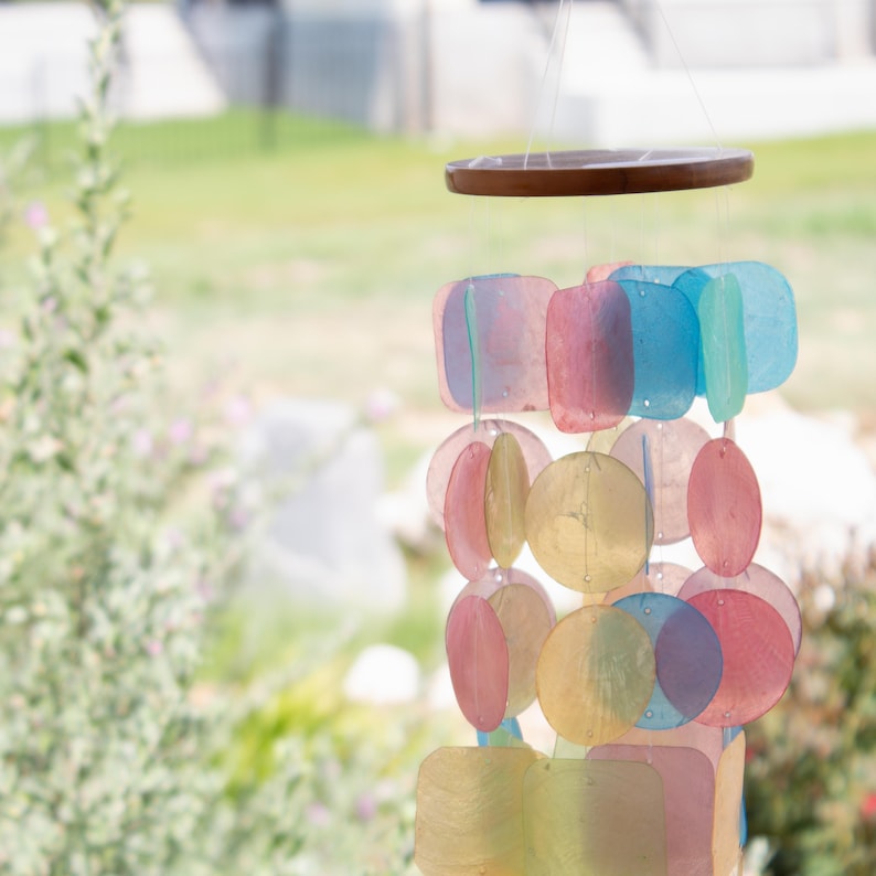Rainbow Wind Chime Coastal Decoration Beach Accessory Outdoor Hanging Garden Decor Bali Style Soothing Healing Meditation Sound Capiz Shell bild 8