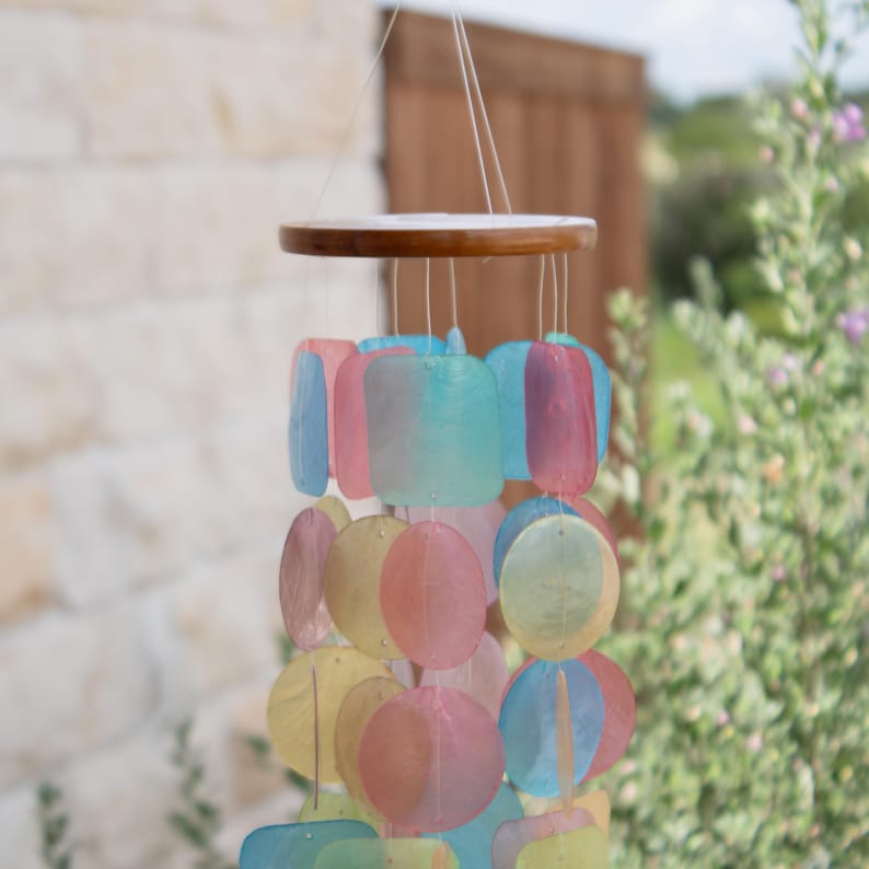 Rainbow Wind Chime Coastal Decoration Beach Accessory Outdoor Hanging Garden Decor Bali Style Soothing Healing Meditation Sound Capiz Shell bild 6