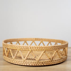 Rattan Round Tray Bathroom Vanity Organizer Basket Wicker Serving Coffee Table Centerpiece Design Zigzag Pattern Boho Style Rustic Decor