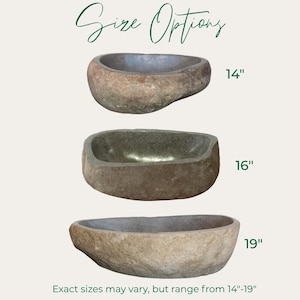 Pu&ograve; includere: Tre lavabi in pietra con forme irregolari e organiche e superfici strutturate nei toni della terra, marrone e grigio. Il testo "Size Options" appare in alto, con le etichette "14", "16" e "19"" accanto a ogni lavabo e "Exact sizes may vary, but range from 14"-19"" in basso.
