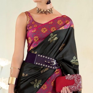 Banarasi Saree mit Ikkat Rand Schwarz Sari Indische Bollywood Designer Weiche Seide Saree mit genähter Bluse, Hochzeit, Partywear Saree