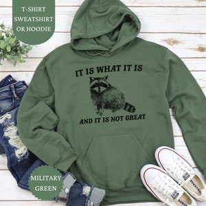 Es lo que es y no es una gran sudadera, camisa de mapache divertida, suéter de salud mental, sudadera con capucha unisex, cuello redondo vintage, meme de dibujos animados