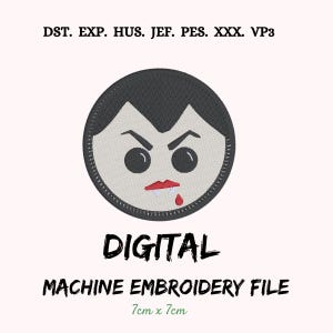以下が含まれることがあります： デジタルミシン刺繍ファイル。吸血鬼の顔のデザイン。円形のデザインは、灰色の縁取り、白い顔、黒い目、赤い唇、血の滴りがあります。「DIGITAL MACHINE EMBROIDERY FILE」の文字が下にあります。デザインのサイズは7cm x 7cmです。