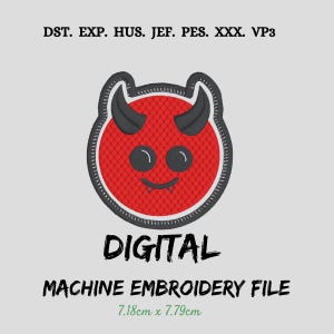 以下が含まれることがあります： デジタルミシン刺繍ファイル。赤い悪魔の顔に黒い角と笑顔の口。デザインは白黒で縁取られています。「DIGITAL MACHINE EMBROIDERY FILE」の文字が下にあります。サイズは7.18cm x 7.79cmです。