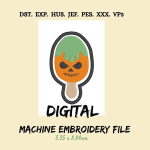 以下が含まれることがあります： ハロウィーンをテーマにしたデザインのミシン刺繍ファイル。デザインは、ジャック・オー・ランタンの顔と緑色のトッピングが付いたオレンジ色の棒アイスで、黒で縁取られています。「DIGITAL」と「MACHINE EMBROIDERY FILE」の文字も含まれています。サイズは5.35 x 8.84cmです。