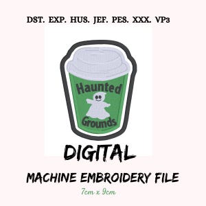 以下が含まれることがあります： デジタルミシン刺繍ファイル。緑色のコーヒーカップのデザインで、お化けと「Haunted Grounds」の文字が描かれています。デザインは白黒で縁取られています。ファイルのサイズは7cm x 9cmです。