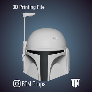 Puede incluir: Un casco Mandaloriano gris claro, impreso en 3D, con una visera negra. El casco presenta una parte superior redondeada, una visera en forma de T y una antena. El texto "3D Printing File" está en la parte superior.