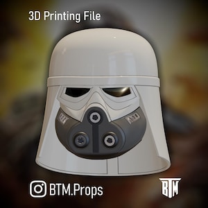 Puede incluir: Un casco blanco y gris con un diseño distintivo, con una parte superior redondeada y una máscara facial detallada. El texto "3D Printing File" está en la parte superior. El nombre de usuario de Instagram "BTM.Props" está en la parte inferior.