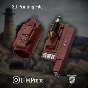Può includere: Due oggetti di scena stampati in 3D marrone rossiccio, uno simile a un guanto e l'altro un dispositivo con un elemento a forma di penna. Il testo "3D Printing File" è in alto. L'handle di Instagram "BTM.Props" è in basso.
