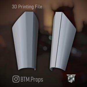 Pode incluir: Duas peças cinzentas de armadura de antebraço impressas em 3D. As peças são exibidas lado a lado, com uma parte inferior curva e uma parte superior angulada. O texto "3D Printing File" está no topo e o identificador do Instagram "BTM.Props" na parte inferior.
