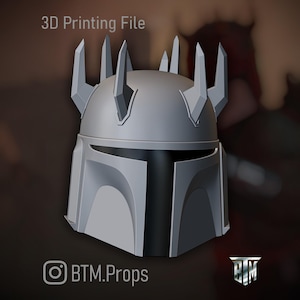 Pode incluir: Um capacete cinza impresso em 3D com um design distinto em forma de coroa. O capacete apresenta uma viseira e detalhes angulares, com o texto "3D Printing File" no topo. O logotipo da BTM.Props é visível na parte inferior.