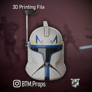 Puede incluir: Un casco blanco y azul con una visera negra y una antena de comunicación. El casco tiene detalles en azul y amarillo y está etiquetado como "3D Printing File" y "BTM.Props".