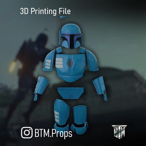 Puede incluir: Un conjunto de armadura mandaloriana azul desmontada, con el texto "3D Printing File" en la parte superior. La armadura incluye un casco, peto, hombreras, protectores de brazos y perneras. El identificador de Instagram "@BTM.Props" es visible.