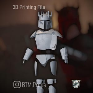 Pode incluir: Um conjunto de armadura Mandaloriana cinza claro, projetado para impressão 3D, é mostrado desmontado. O conjunto inclui um capacete com um design de coroa, peças de peito e ombros, protetores de braços e armadura de pernas. O texto "3D Printing File" está no topo e o logotipo BTM.Props na parte inferior.