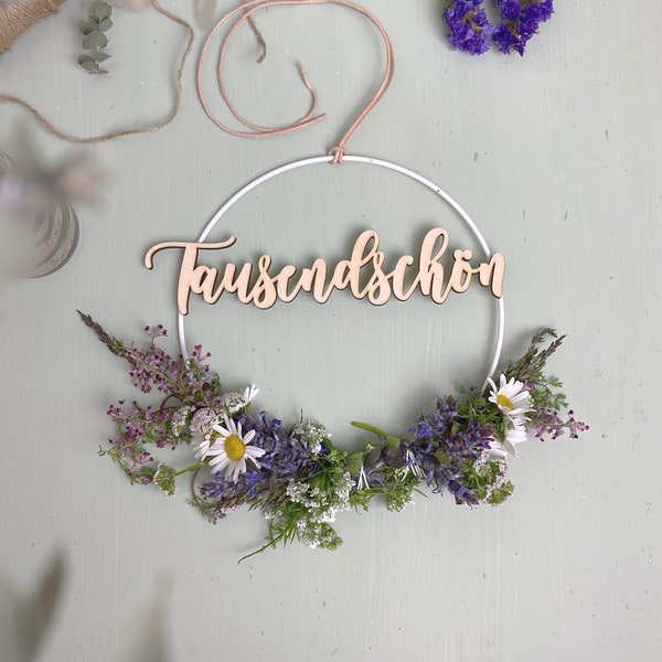 Holzschrift „Tausendschön“ | Magnetisch (opt.) zum Austausch | Schriftzug aus Holz für Trockenblumenkranz | 20/25/30cm | (Ohne Kranz)