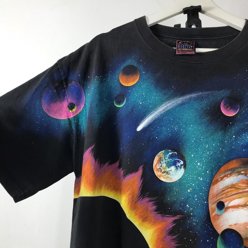 Puede incluir: Un letrero de madera r&uacute;stica con el texto "Welcome to our home" en letras blancas. El letrero presenta un acabado envejecido y un dise&ntilde;o sencillo y acogedor, ideal para un porche o entrada.