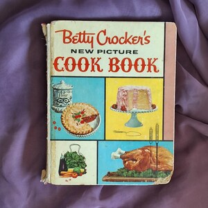 1961 *1st Edition 1st Printing* Betty Crocker's New Picture Cookbook/Spine Binding is missing/See Photos for condition/HCDJ 455 pgs