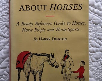 以下が含まれることがあります： 「KNOW ABOUT HORSES」と題されたヴィンテージ本の表紙。馬と2人の人物のイラストが描かれています。この本は、ハリー・ディストン著の、馬、馬に関わる人々、そして乗馬スポーツに関するレファレンスガイドです。
