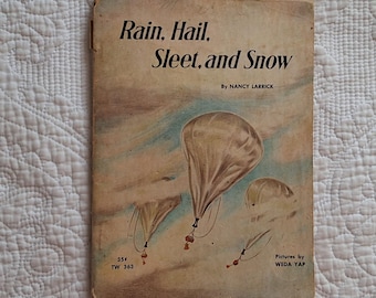 Lluvia, granizo, aguanieve y nieve, de Nancy Larrick. Introducción a los estudiantes de primaria sobre cómo se forman las condiciones climáticas. Segunda impresión, 1963. SC, 63 páginas.