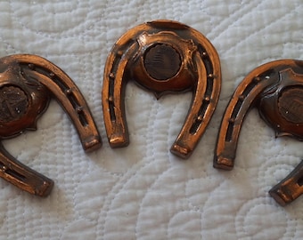 Pisapapeles de recuerdo en forma de herradura/Lote de 3/Moneda central/Crystal Cave, PA/Reading, PA/Valley Forge, PA/Cobre y bronce (metal)/Vintage, años 50 y 60